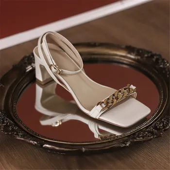 MILI-MIYA Módne Originálne Kožené Ženy Sandále 2021 Luxusné Kovové Dekorácie Reťazca Námestie Típat Prst Vysoké Podpätky Dámy Nové Letné