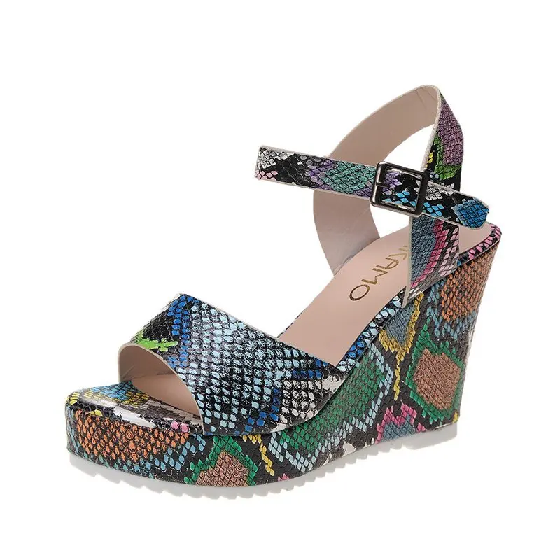 Zahraničný obchod 2021 letné nový štýl Európskej módy klin sandále farba hadí vzor slovo s vysokým podpätkom dámske topánky zahraničných 2