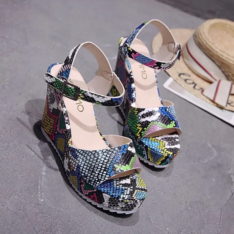 Zahraničný obchod 2021 letné nový štýl Európskej módy klin sandále farba hadí vzor slovo s vysokým podpätkom dámske topánky zahraničných 3