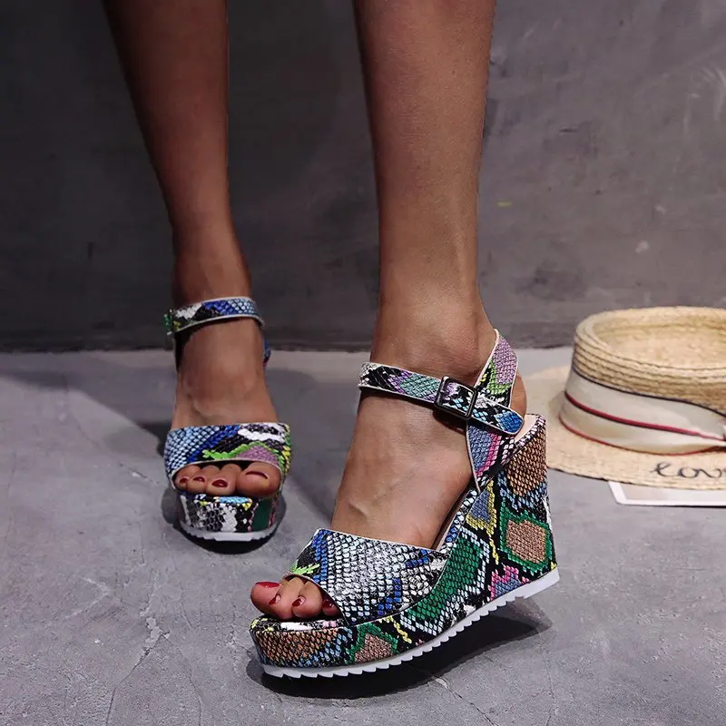 Zahraničný obchod 2021 letné nový štýl Európskej módy klin sandále farba hadí vzor slovo s vysokým podpätkom dámske topánky zahraničných 5