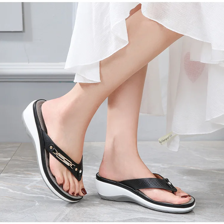 2021 Letné dámske Papuče Kovové Tlačidlo Listov Topánky Klin Plážové Sandále Mimo Platformy Flip Flops Kliny Sandále pre Ženy 3