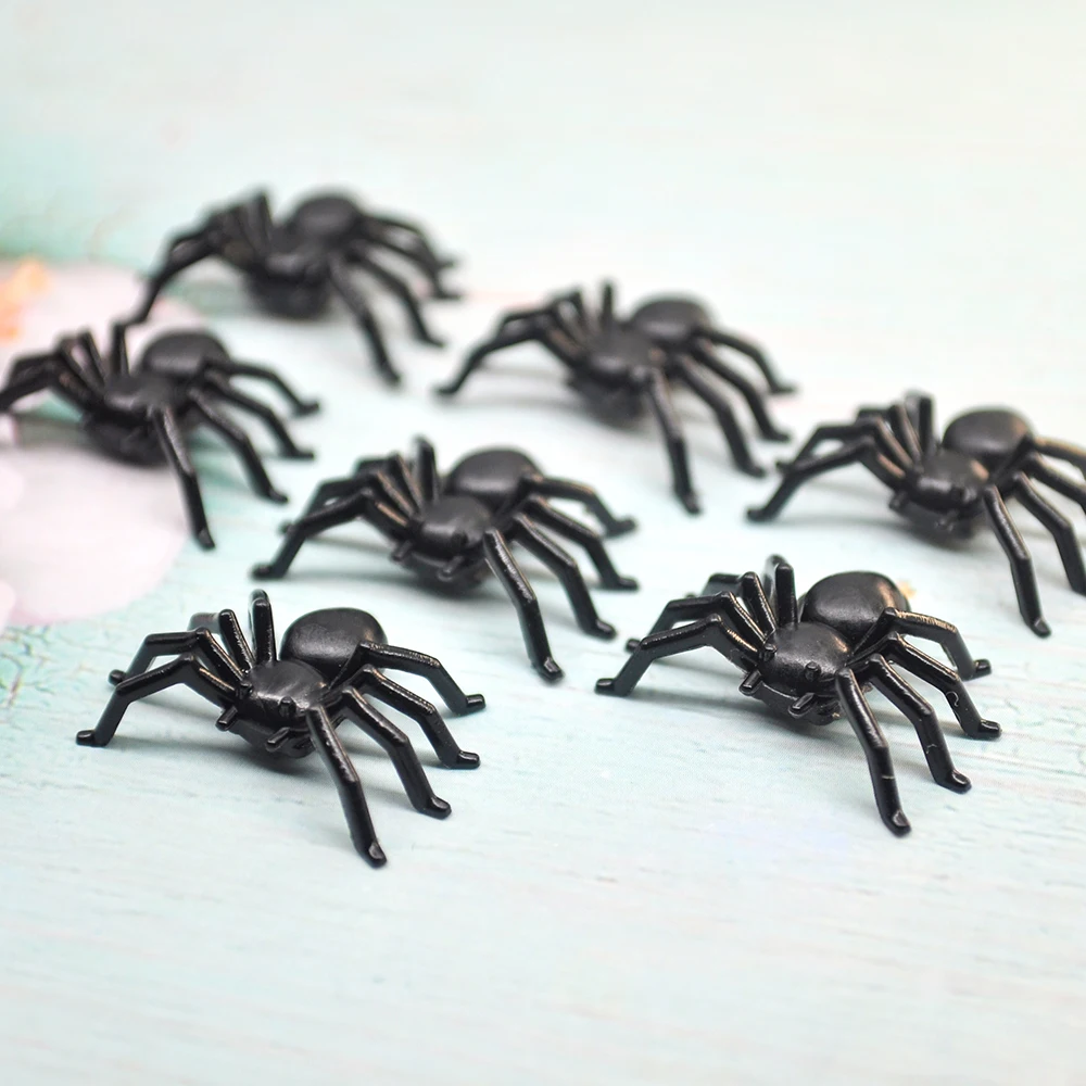 30/50/100ks Halloween mini plast čierny svetelný pavúk žart zábavy, narodeniny hračka DIY dekorácie spider 2cm spider strany rekvizity 0